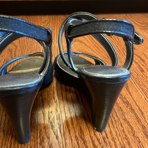 Kelly and Katie Black Wedge Heels Size 9 1/2 - Picture 3 of 4